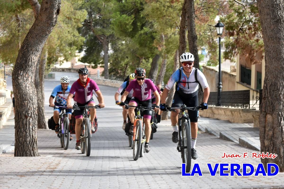 Pedaleando cientos de kilómetros para rezar ante la Vera Cruz de Caravaca