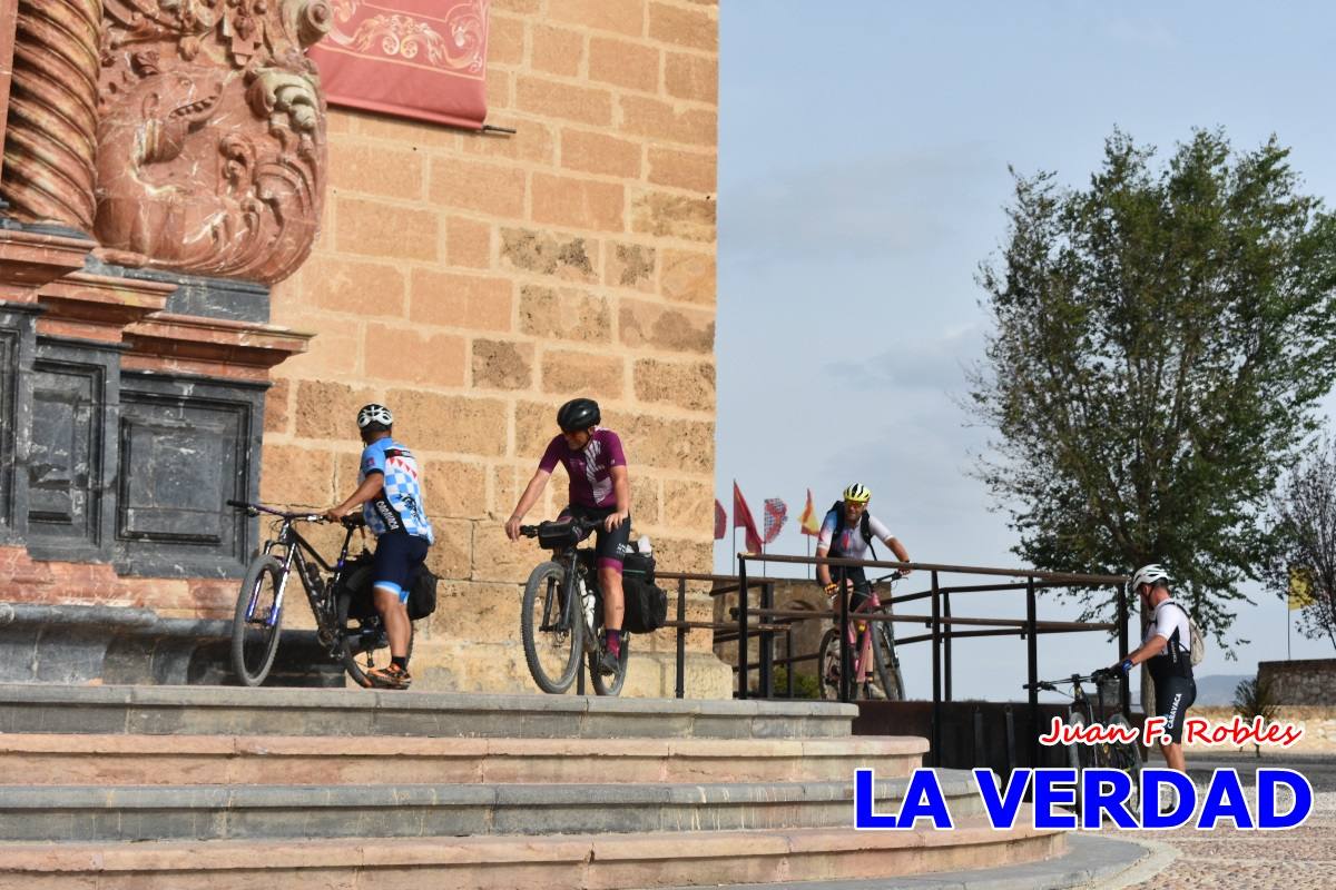 Pedaleando cientos de kilómetros para rezar ante la Vera Cruz de Caravaca