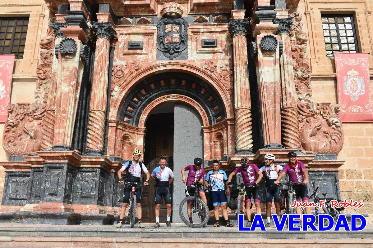 Pedaleando cientos de kilómetros para rezar ante la Vera Cruz de Caravaca