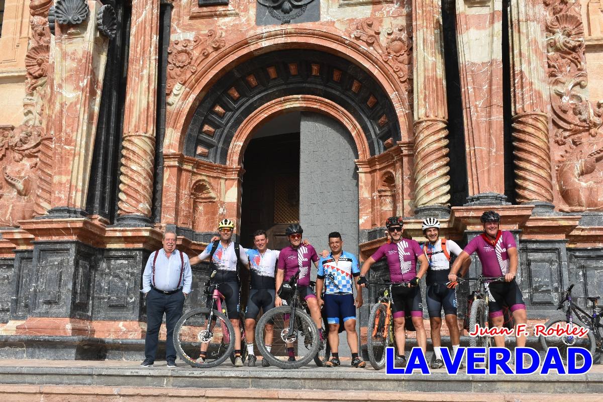 Pedaleando cientos de kilómetros para rezar ante la Vera Cruz de Caravaca