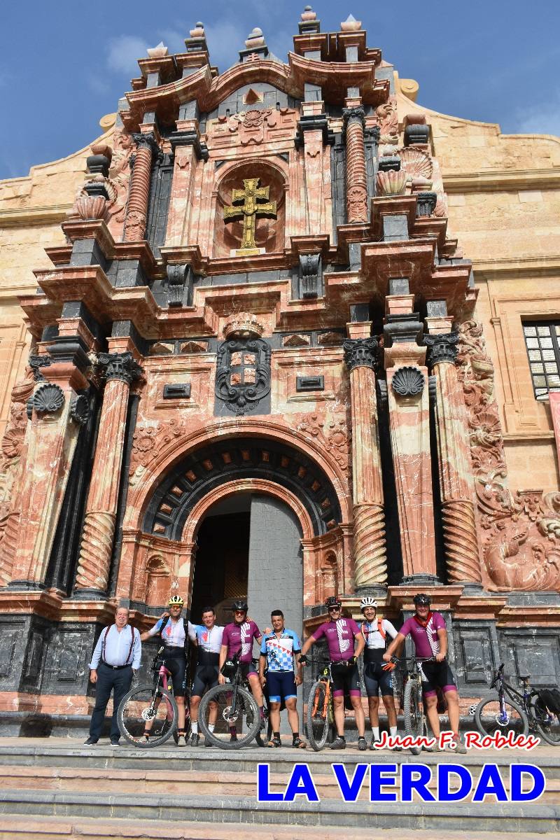 Pedaleando cientos de kilómetros para rezar ante la Vera Cruz de Caravaca