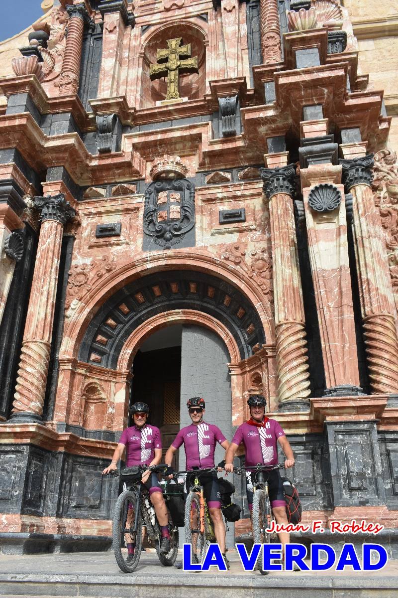 Pedaleando cientos de kilómetros para rezar ante la Vera Cruz de Caravaca