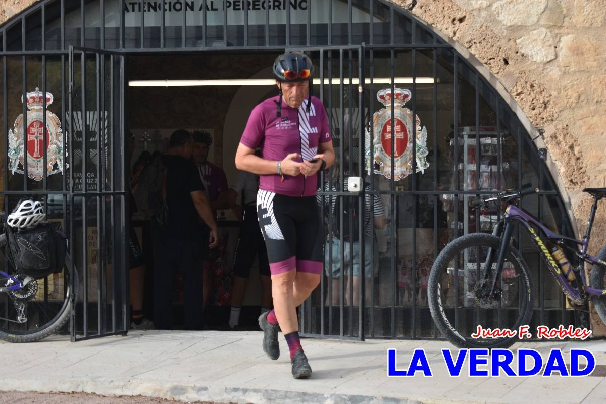 Pedaleando cientos de kilómetros para rezar ante la Vera Cruz de Caravaca