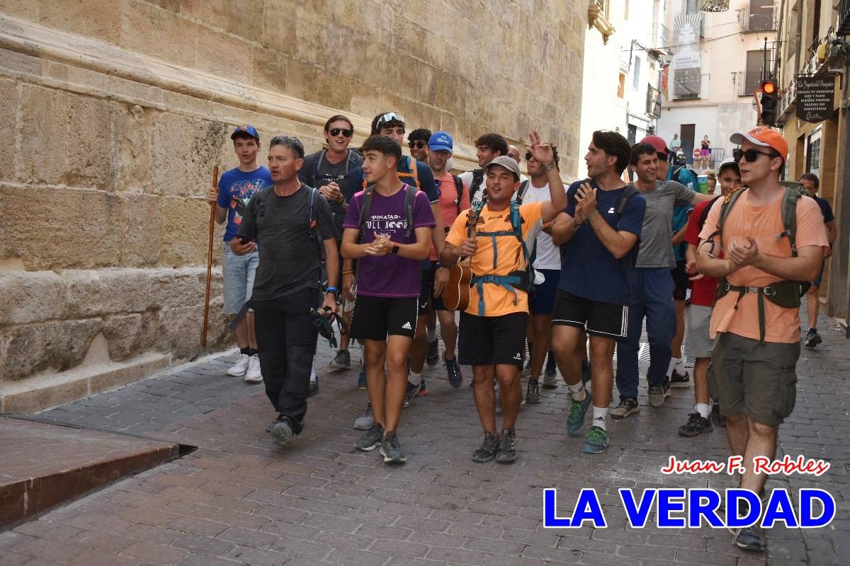 Una veintena de jóvenes peregrinan caminando hasta la basílica de la Vera Cruz