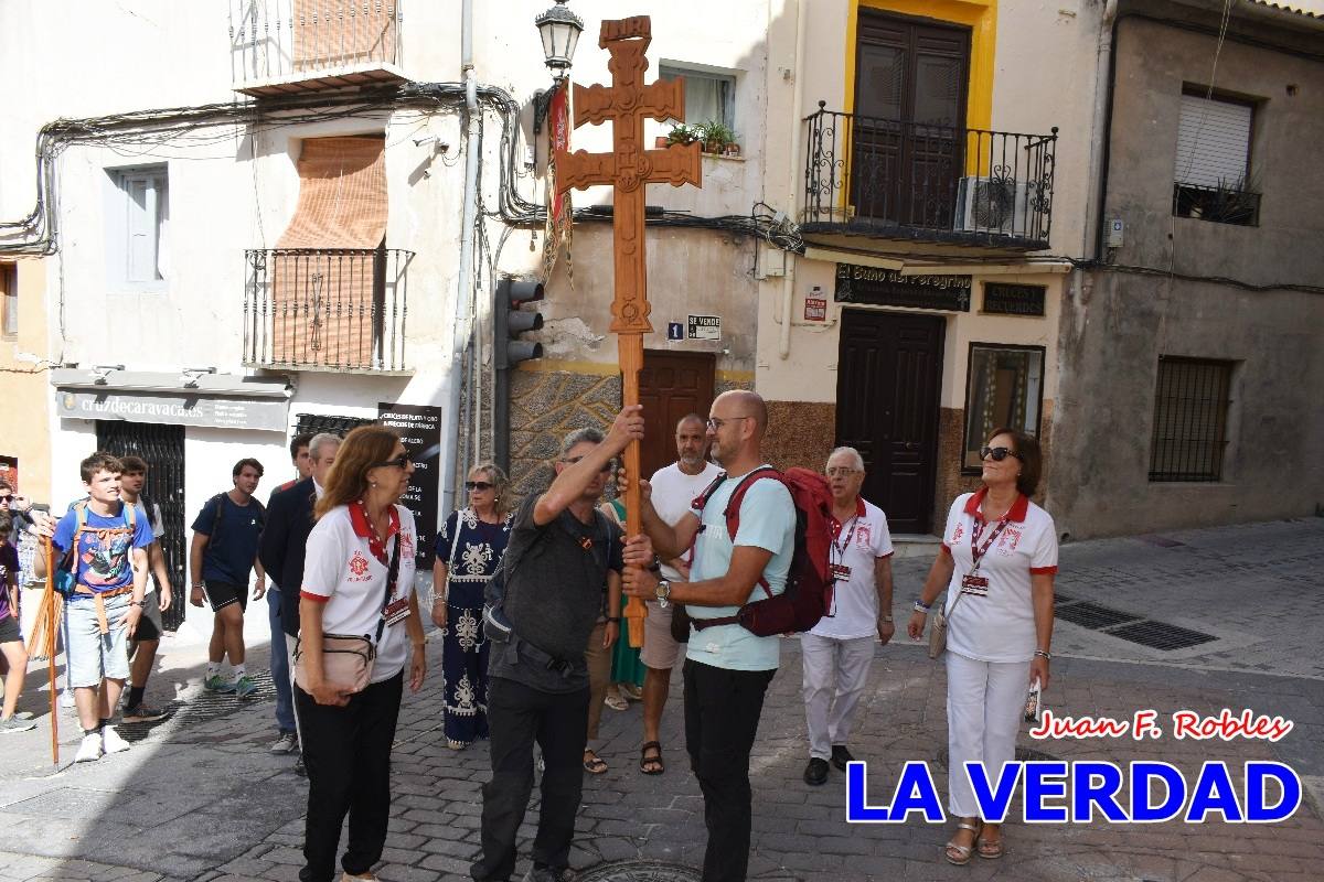 Una veintena de jóvenes peregrinan caminando hasta la basílica de la Vera Cruz