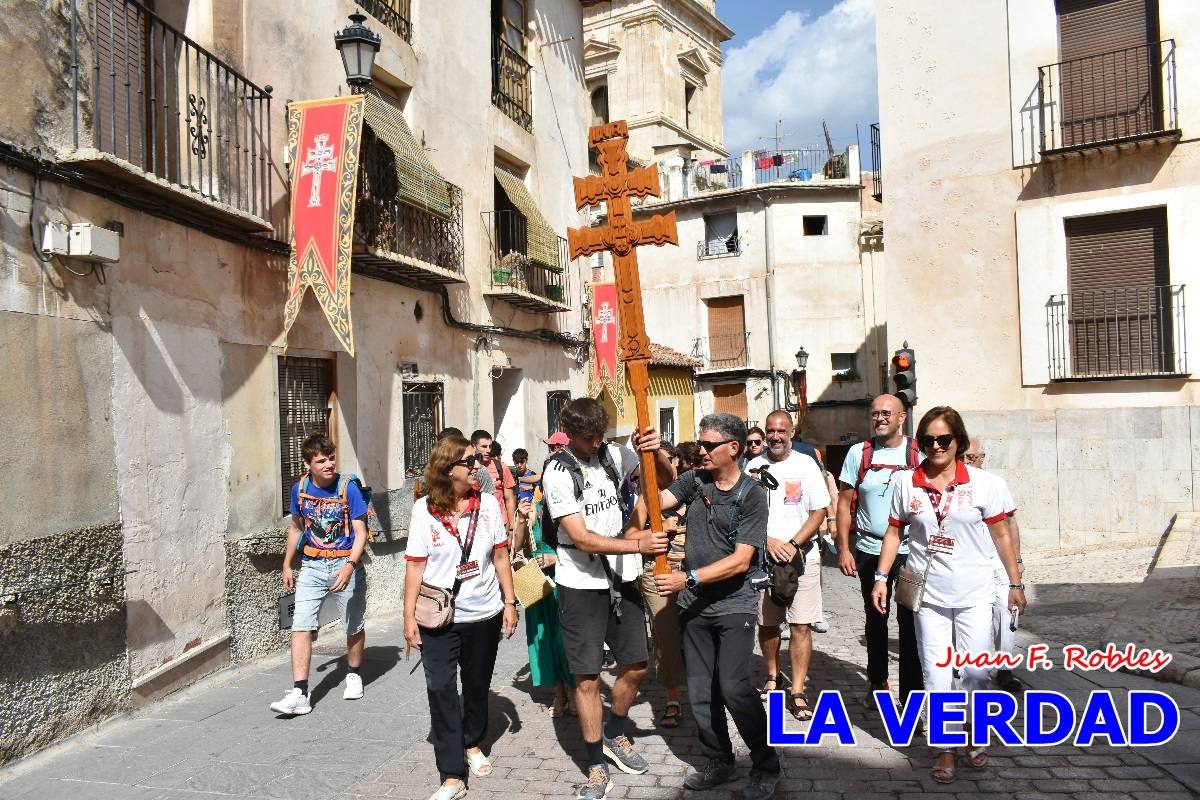 Una veintena de jóvenes peregrinan caminando hasta la basílica de la Vera Cruz