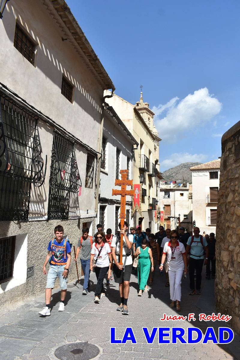 Una veintena de jóvenes peregrinan caminando hasta la basílica de la Vera Cruz