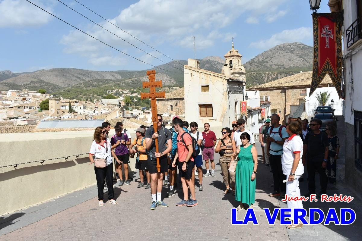 Una veintena de jóvenes peregrinan caminando hasta la basílica de la Vera Cruz