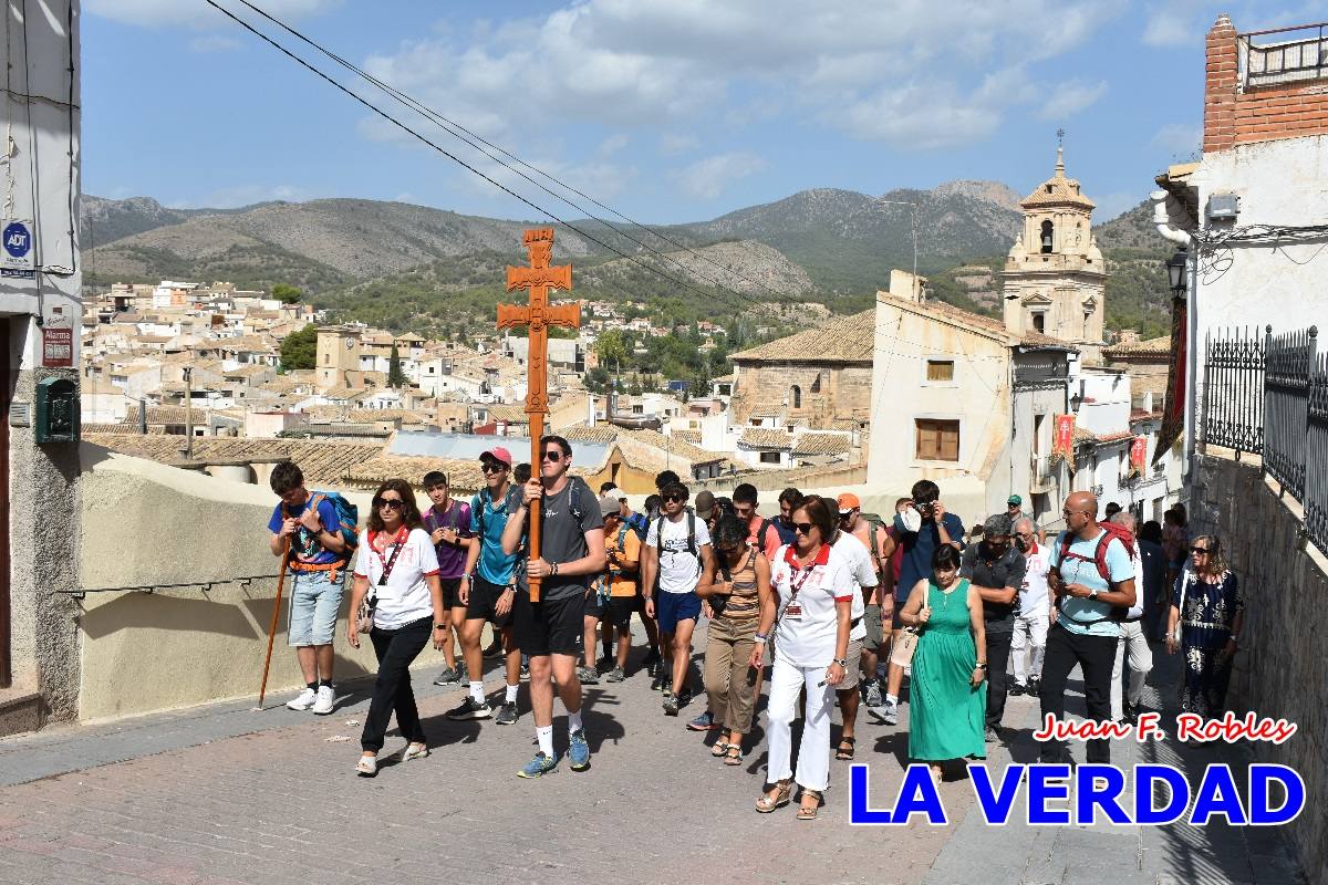 Una veintena de jóvenes peregrinan caminando hasta la basílica de la Vera Cruz