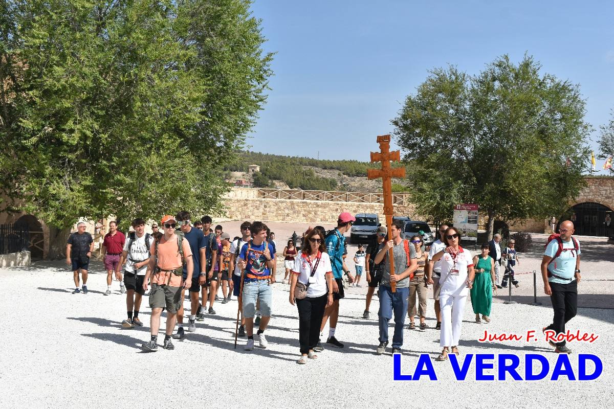 Una veintena de jóvenes peregrinan caminando hasta la basílica de la Vera Cruz