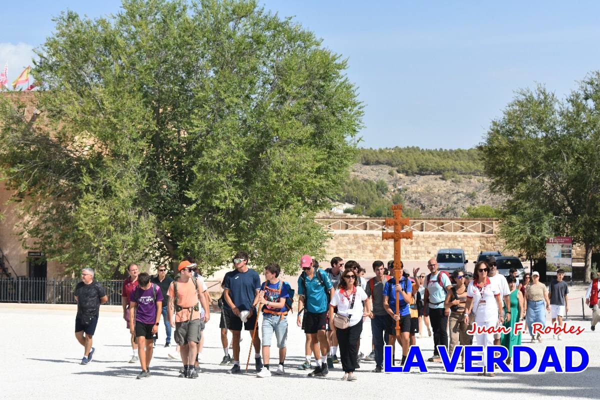 Una veintena de jóvenes peregrinan caminando hasta la basílica de la Vera Cruz