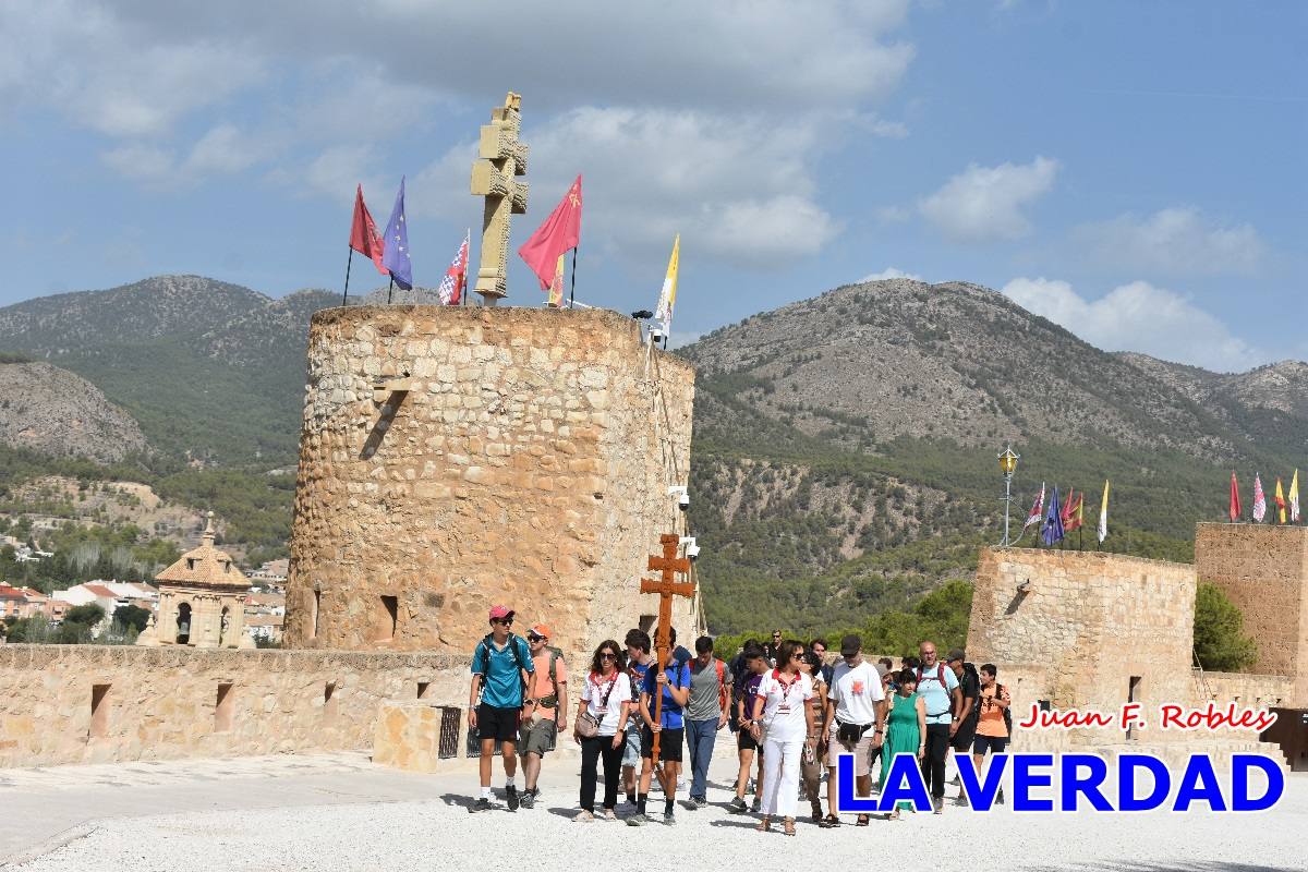 Una veintena de jóvenes peregrinan caminando hasta la basílica de la Vera Cruz