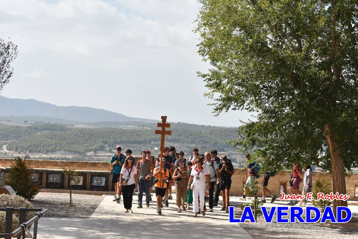 Una veintena de jóvenes peregrinan caminando hasta la basílica de la Vera Cruz