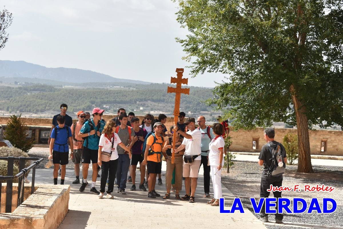 Una veintena de jóvenes peregrinan caminando hasta la basílica de la Vera Cruz