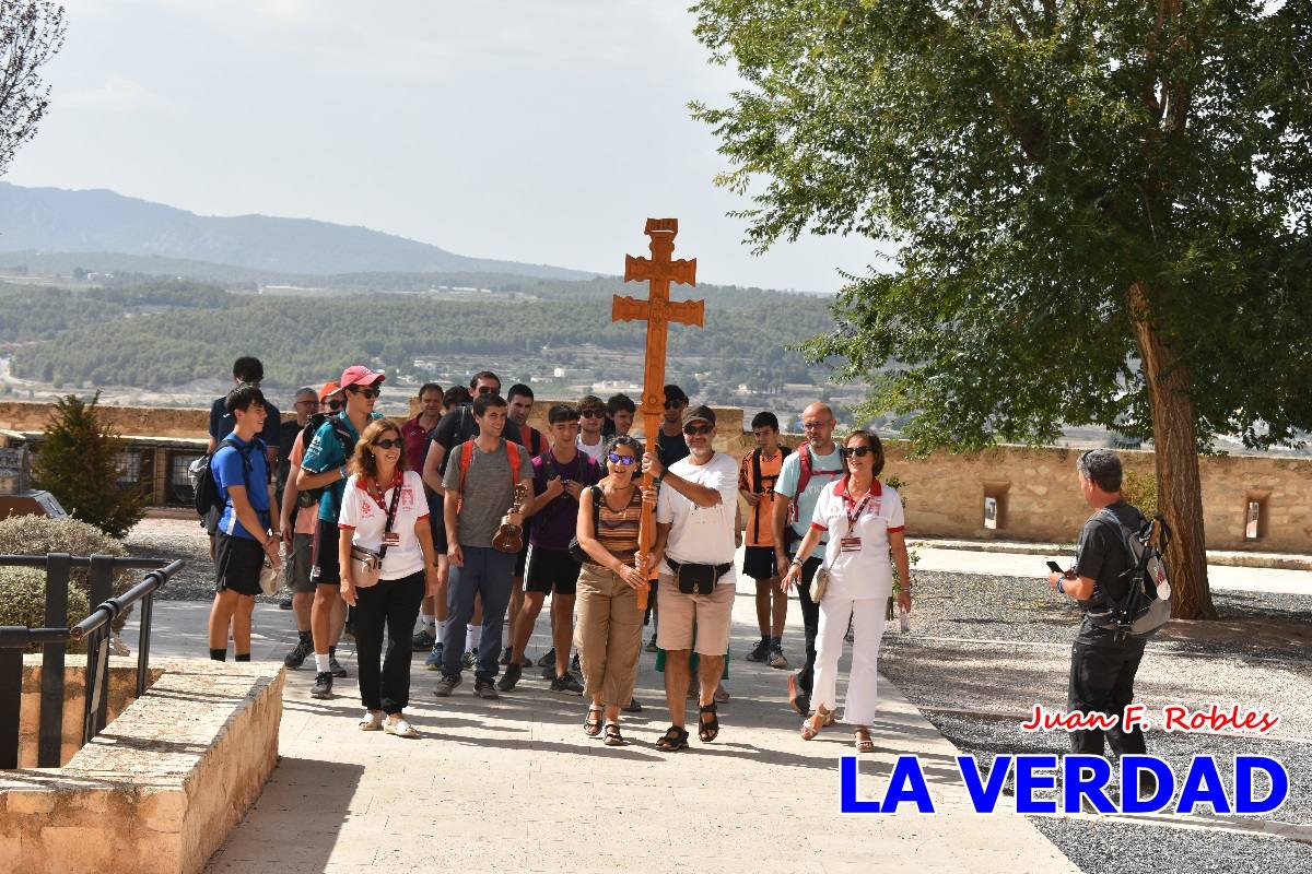 Una veintena de jóvenes peregrinan caminando hasta la basílica de la Vera Cruz