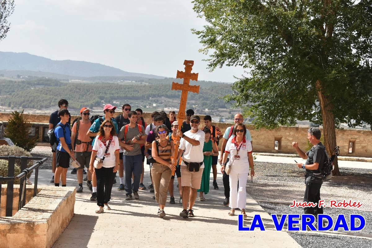 Una veintena de jóvenes peregrinan caminando hasta la basílica de la Vera Cruz