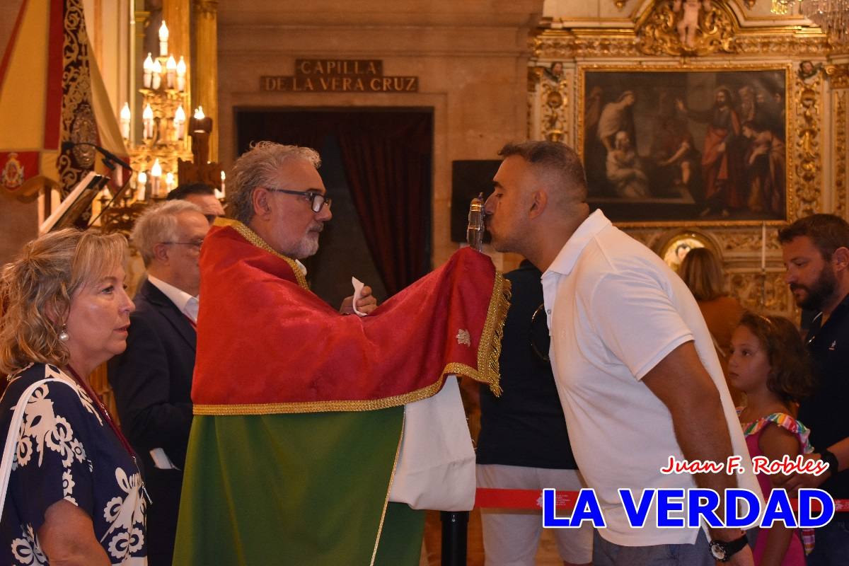 Una veintena de jóvenes peregrinan caminando hasta la basílica de la Vera Cruz