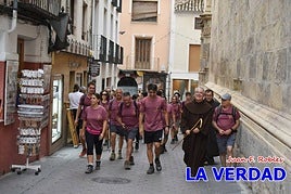 Los andariegos en las inmediaciones de la parroquia de El Salvador
