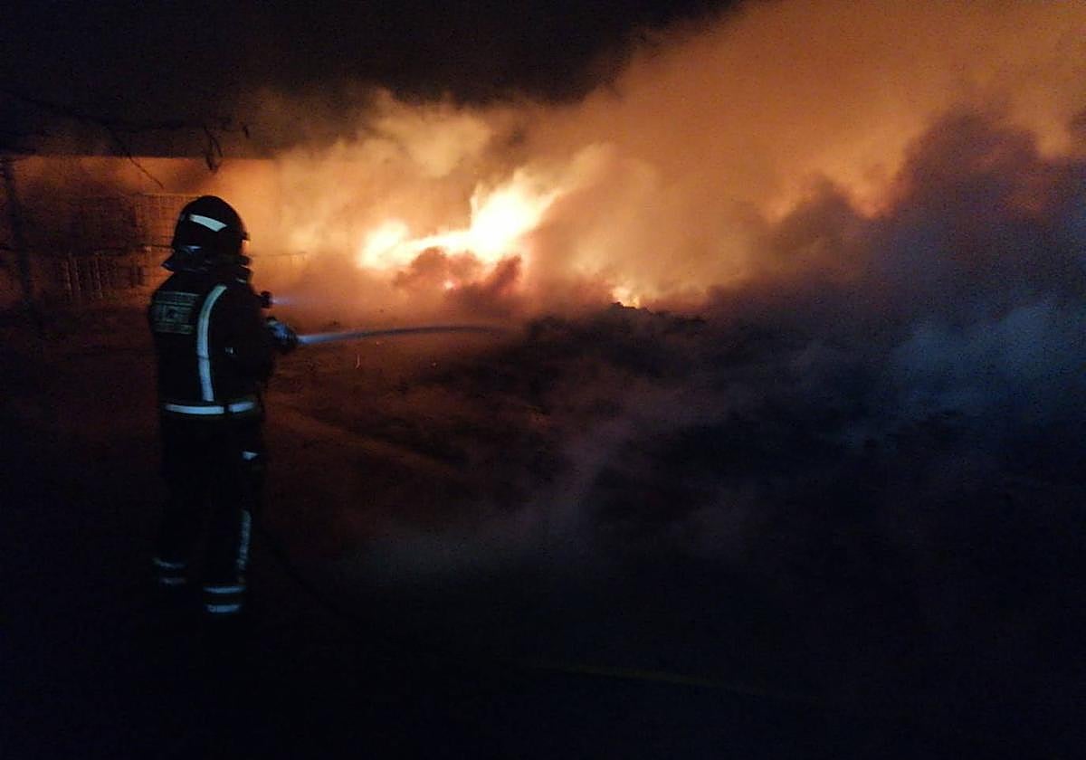 Imagen del incendio facilitada por los bomberos del CEIS.