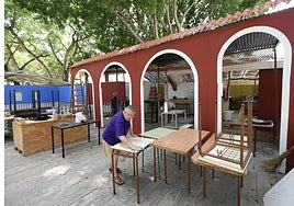 Miembros de las peñas huertanas ultiman los retoques de los huertos del Malecón.