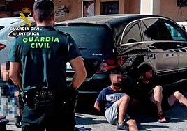 Los hombres en el momento de la detención.