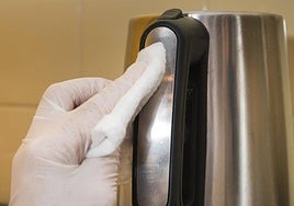 El truco casero para limpiar los electrodomésticos de acero inoxidable y que queden relucientes: solo necesitas tres productos.