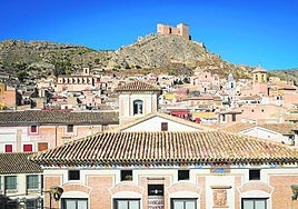 Vista panorámica del casco histórico de Mula desde la plaza de Abastos, con el Castillo del Marqués de Los Vélez al fondo.