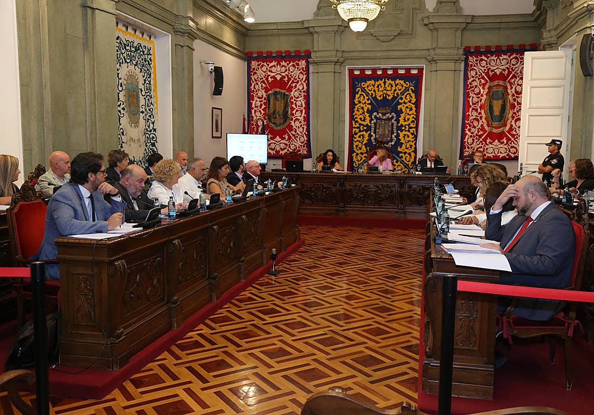 Los miembros de la Corporación municipal, durante el Pleno de este jueves.