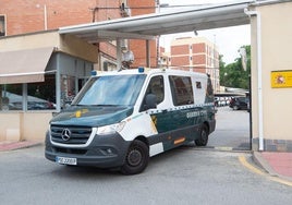 La Guardia Civil traslada al presunto autor del homicidio en Alquerías hasta el juzgado de guardia.