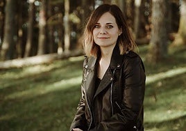 Noelia Lorenzo Pino, sentada en un tronco de Erlaitz.