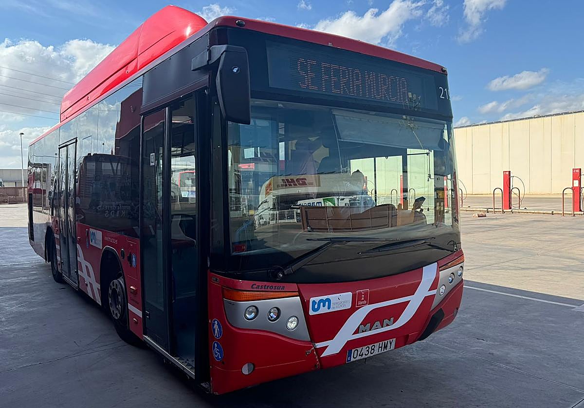Uno de los autobuses que prestará el servicio de conexión.