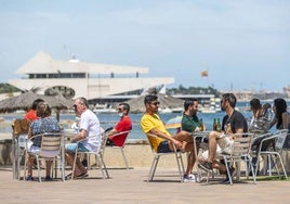 Varios clientes en la terraza de un establecimiento en Santiago de la Ribera.