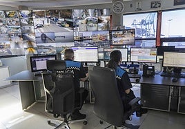 Imagen de archivo de dos policías portuarios en el Centro de Control de la Autoridad Portuaria.