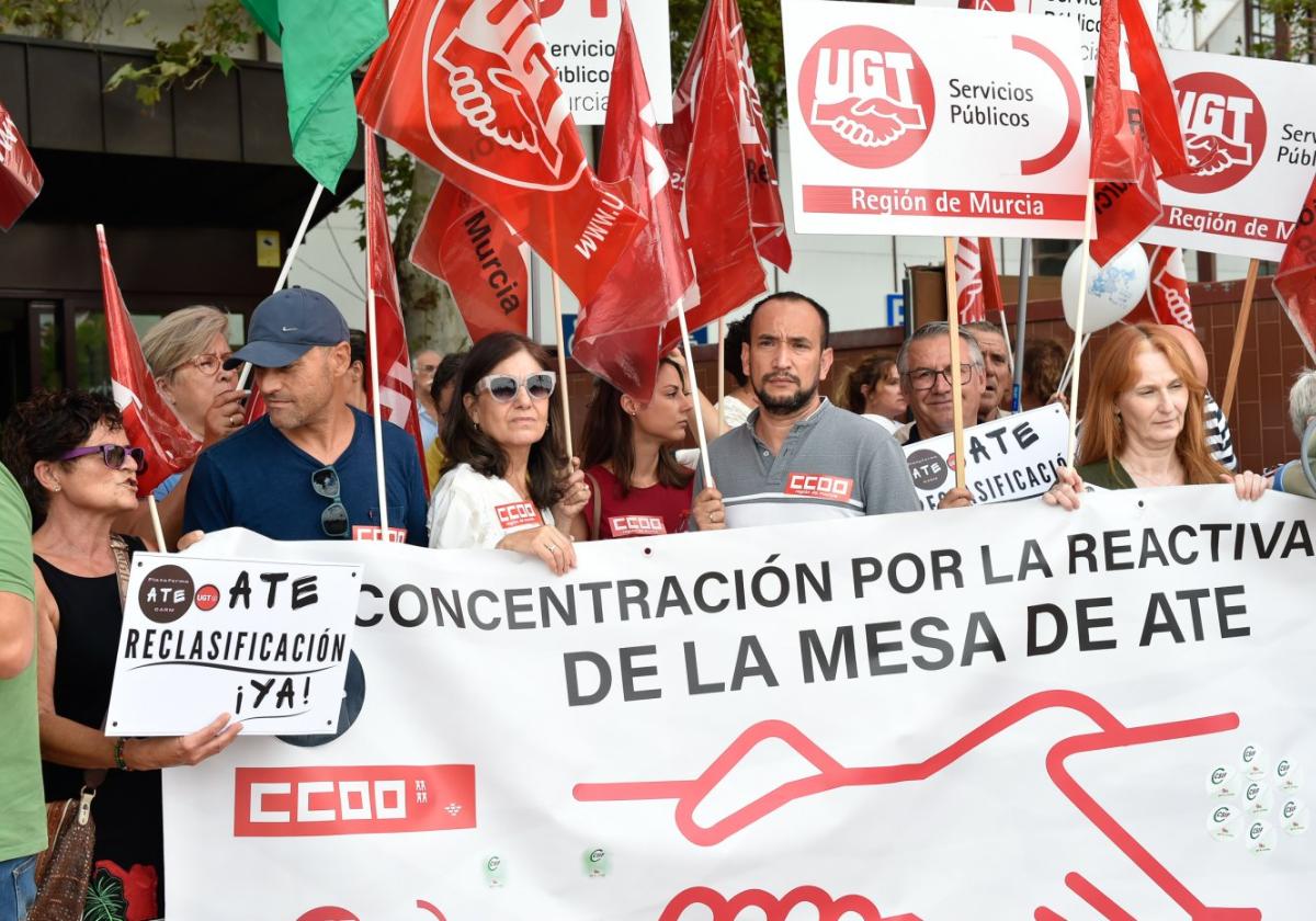 Los manifestantes, ayer, a las puertas de la sede de la Consejería de Política Social.