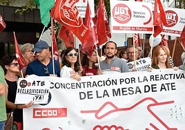 Los manifestantes, ayer, a las puertas de la sede de la Consejería de Política Social.