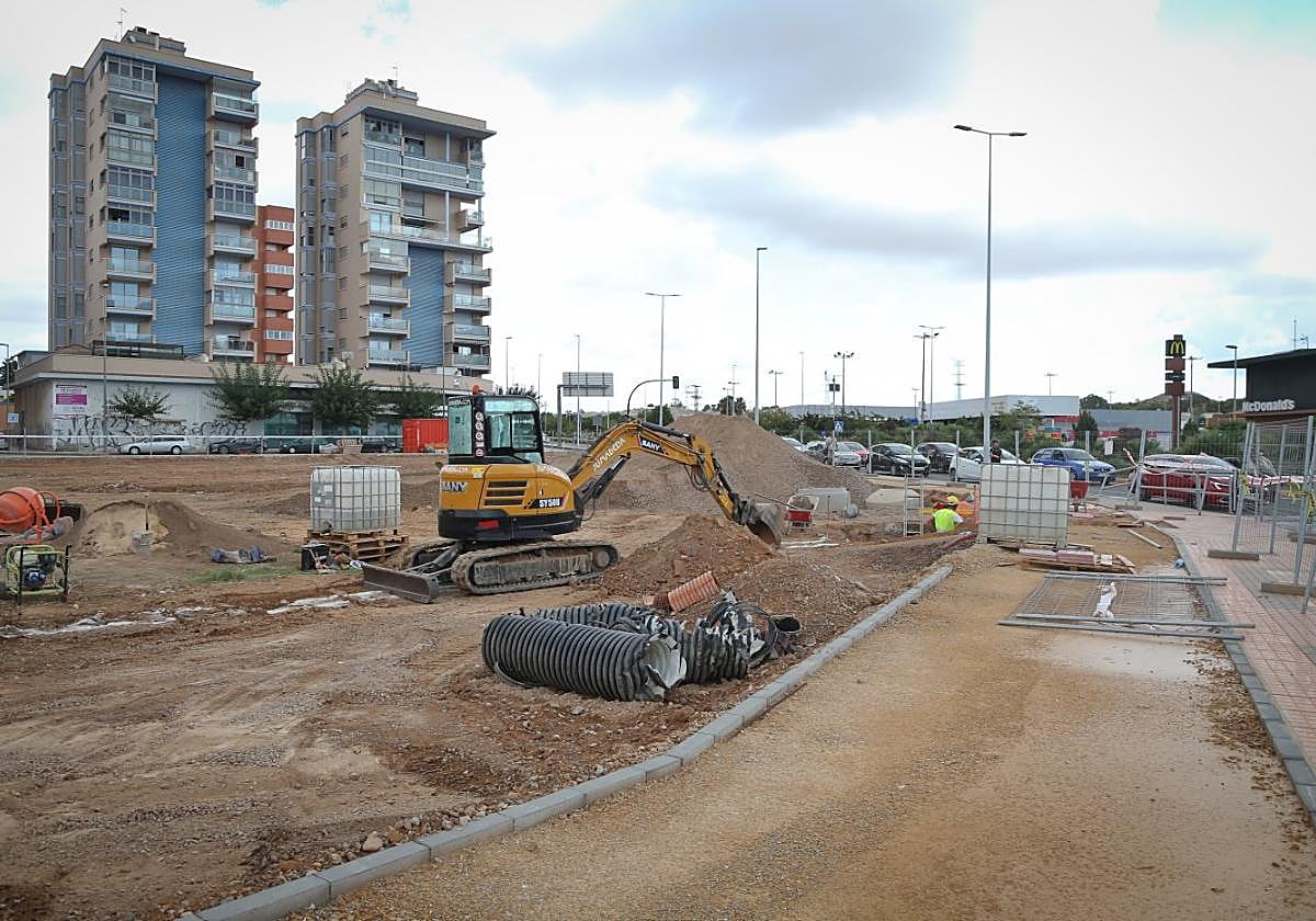 Obras de conexión de carriles bici en la plaza Severo Ochoa, donde, a la izquierda, se construye un aparcamiento disuasorio.