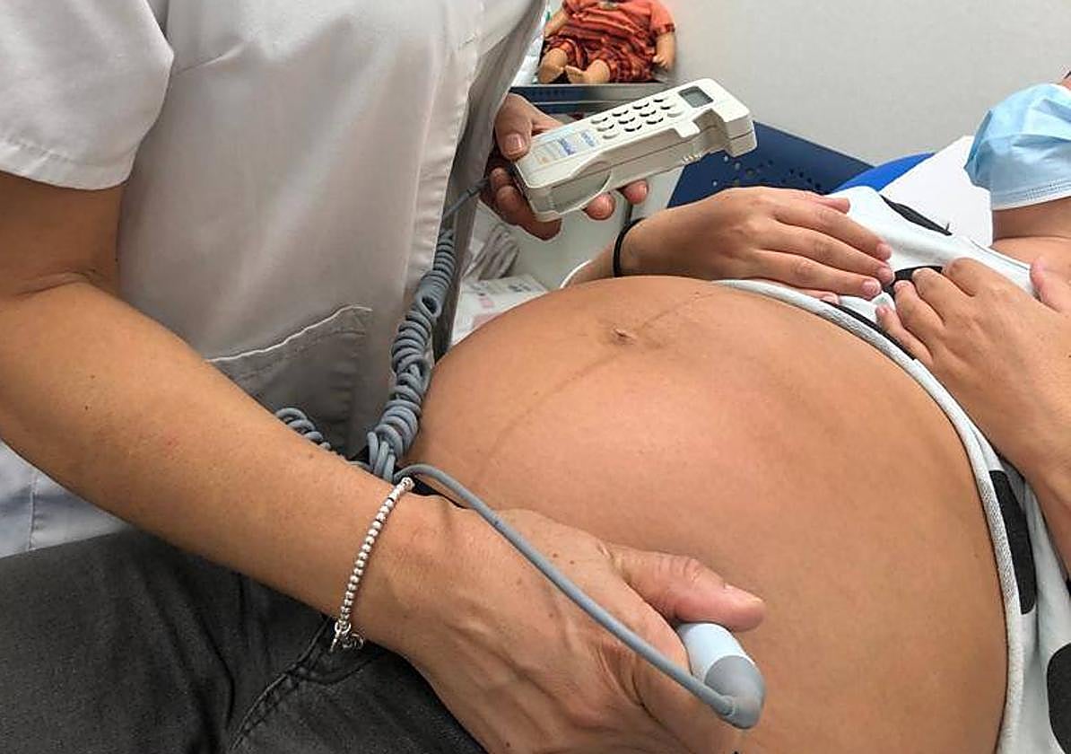 Una ginecóloga revisa a una embarazada en La Arrixaca.