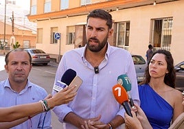 José Ángel Antelo (Vox) junto a otros representantes de su partido en San Pedro del Pinatar