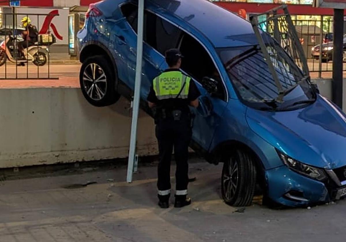 El vehículo quedó atrapado en una valla y descolgado del muro con el que colisionó.