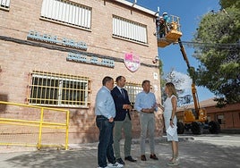 El director del colegio Pérez de Hita, el director general de Centros Educativos, el alcalde y la concejala de Educación supervisan las obras en el centro escolar.
