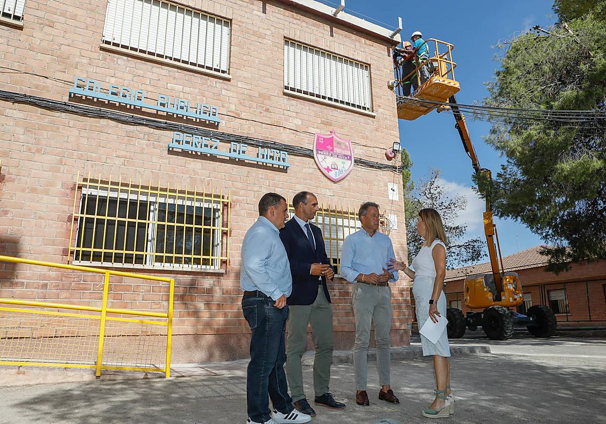 El director del colegio Pérez de Hita, el director general de Centros Educativos, el alcalde y la concejala de Educación supervisan las obras en el centro escolar.