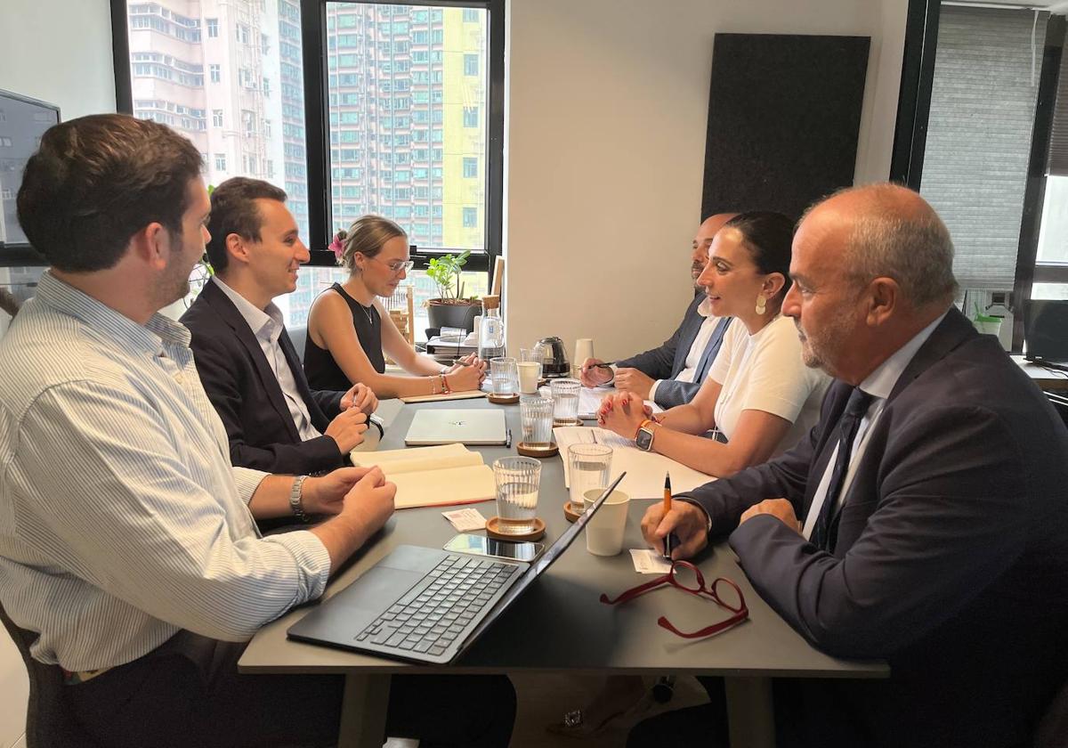 La reunión de la consejera de Agua y Agricultura, Sara Rubira, con el director general de la Cámara de Comercio de España en Hong Kong.