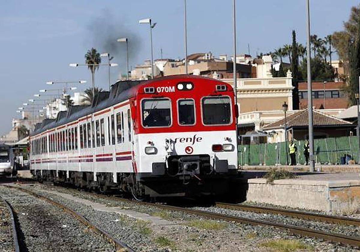 Un tren de Cercanías saliendo de la estación del Carmen, en una imagen de archivo.