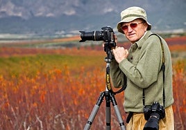 Fernando Galindo con su equipo fotográfico capta los colores del otoño.