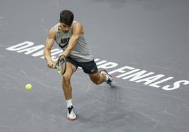 Carlos Alcaraz durante el entrenamiento para la Copa Davis, ayer en La Fonteta.