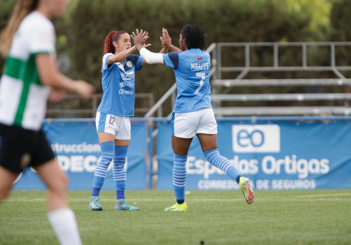 Astrid y Raissa Mbappé, jugadoras del Alhama, celebran un gol ante el Elche esta pretemporada.