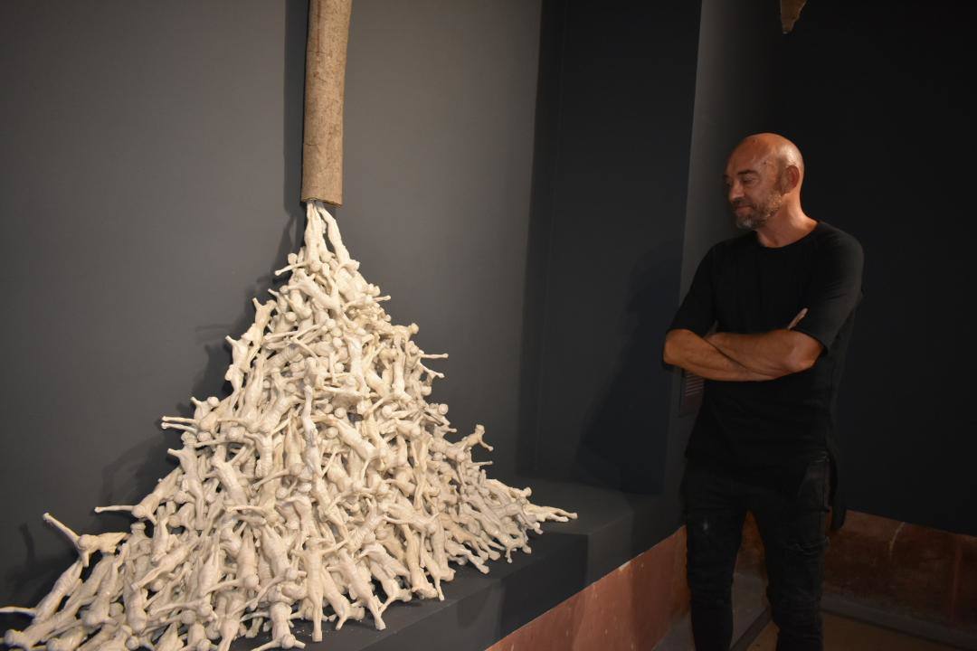 La Compañía acoge la exposición de«Los asomados» de Lidó Rico