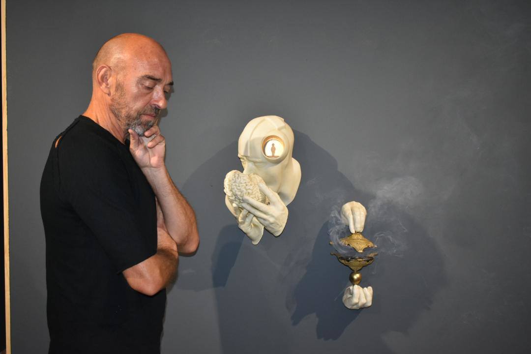 La Compañía acoge la exposición de«Los asomados» de Lidó Rico