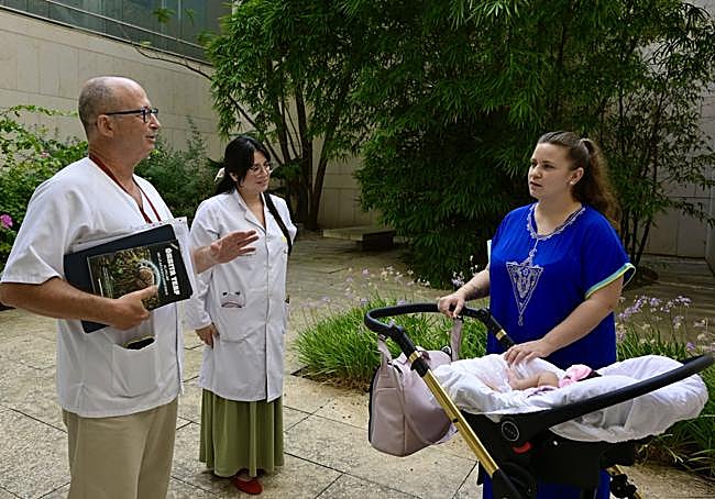 Tania y su hija, acompañadas por el doctor Juan Antonio Ortega y la doctora Claudia Ortiz