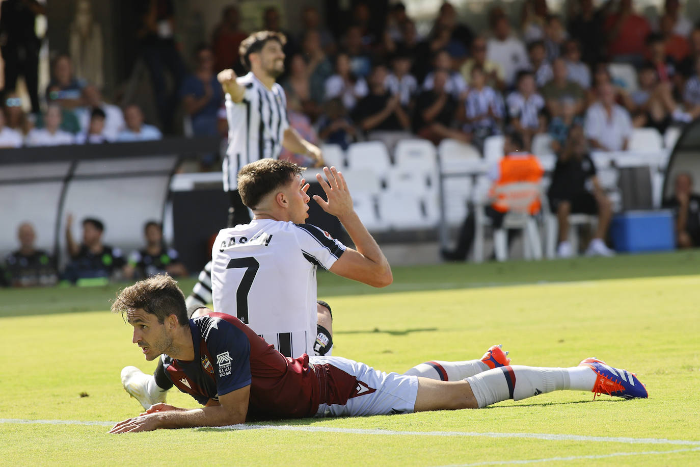 La derrota del Cartagena frente al Levante, en imágenes